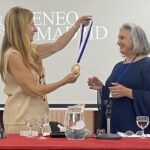 5.	Helena Talaya, entregando el medallón de ALDEEU a la presidenta saliente Teresa Anta